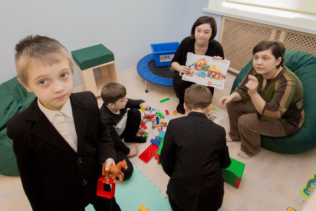 Ученики пробуют собирать конструктор Ученики пробуют собирать конструктор