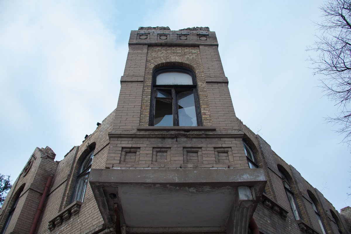 Пережившая несколько пожаров и проседание грунта, больница дожила до 2018