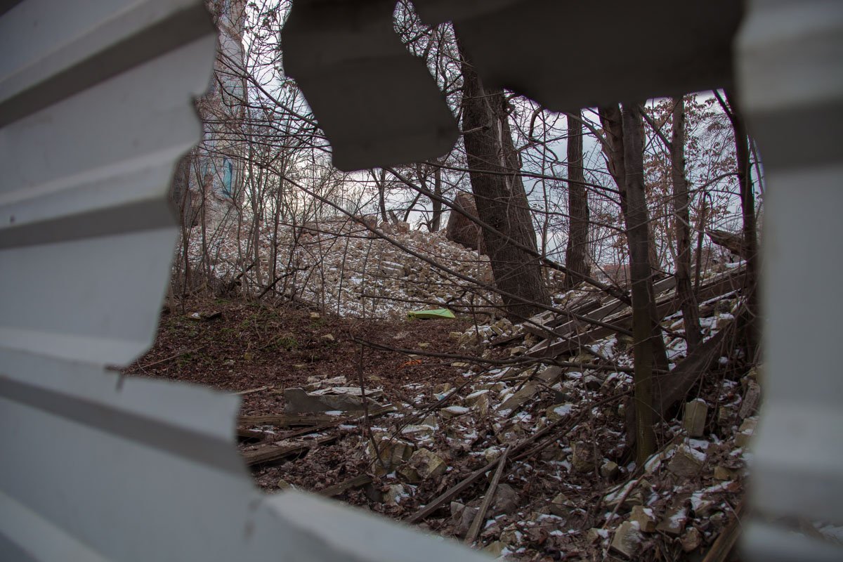 Кое-где остались напоминание о былой славе больницы Красного креста