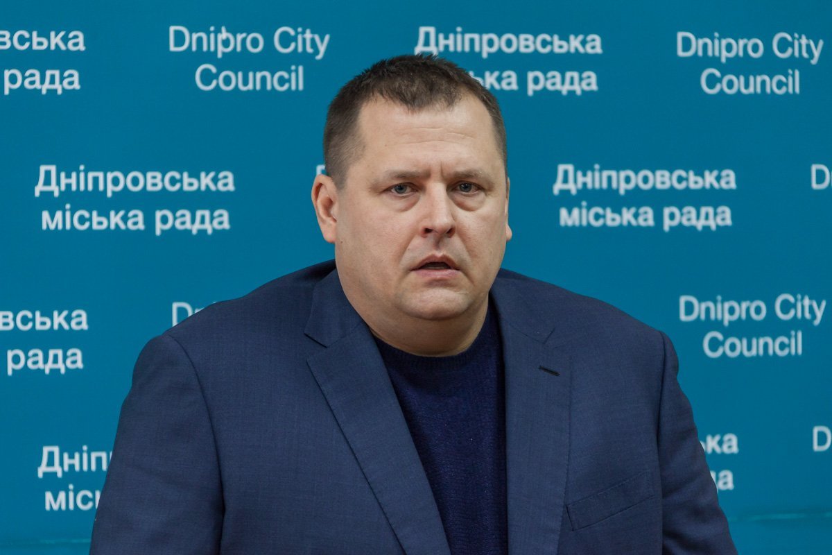 Перед заседанием Борис Филатов поздравил двоих депутатов, которые отметили День рождения в феврале