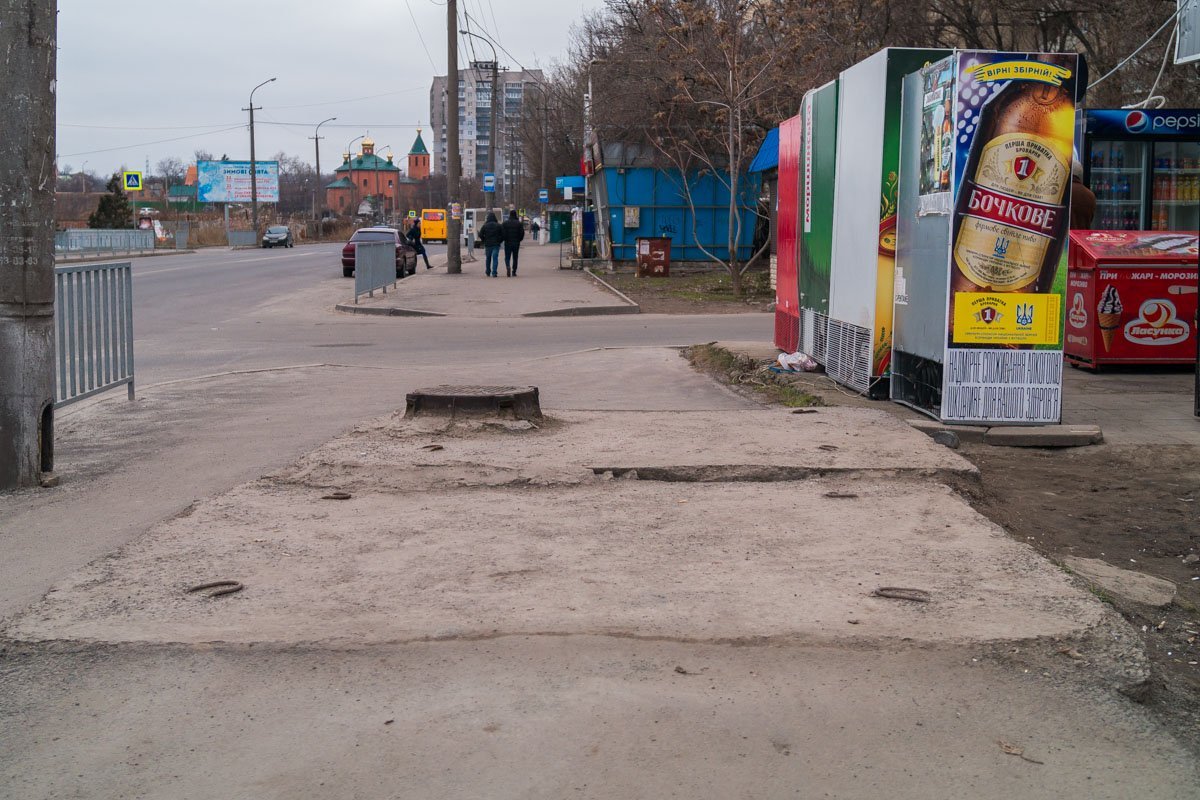 Немного бугристая пешеходная зона Немного бугристая пешеходная зона