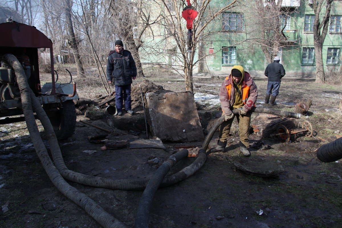 Коммунальщики добрались до аварии спустя 4 дня Коммунальщики добрались до аварии спустя 4 дня