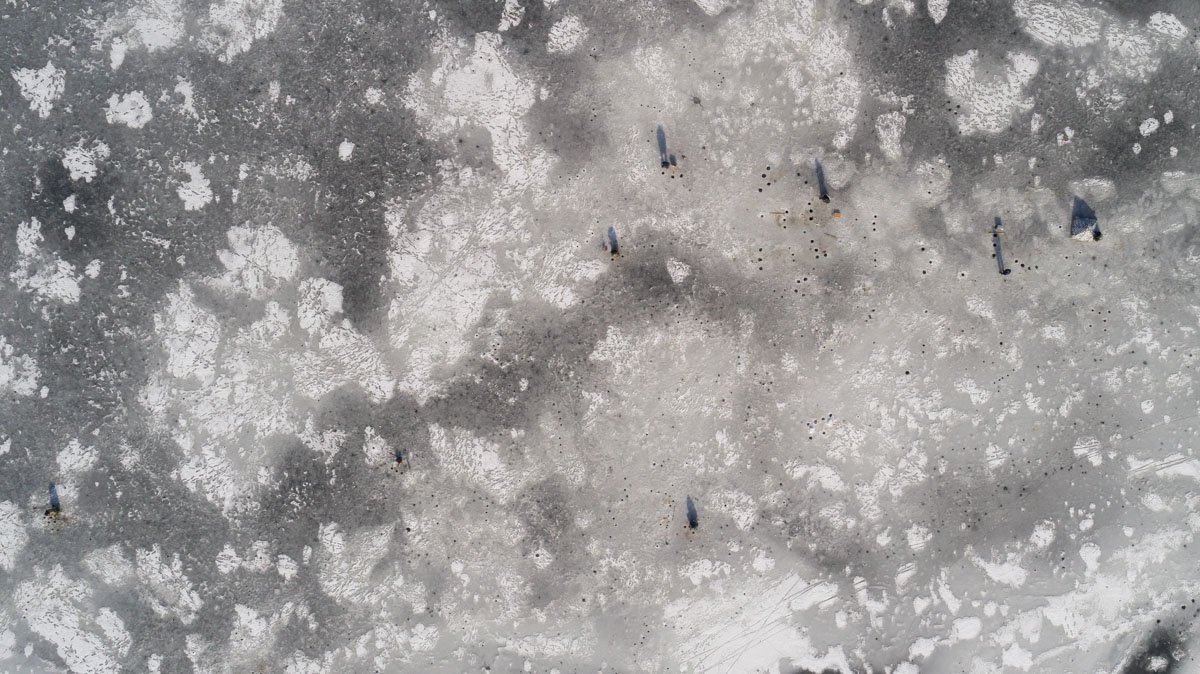 Рыбаки на льду связываются интуитивно, передавая друг другу сигналы о том, где находится самый хрупкий лед