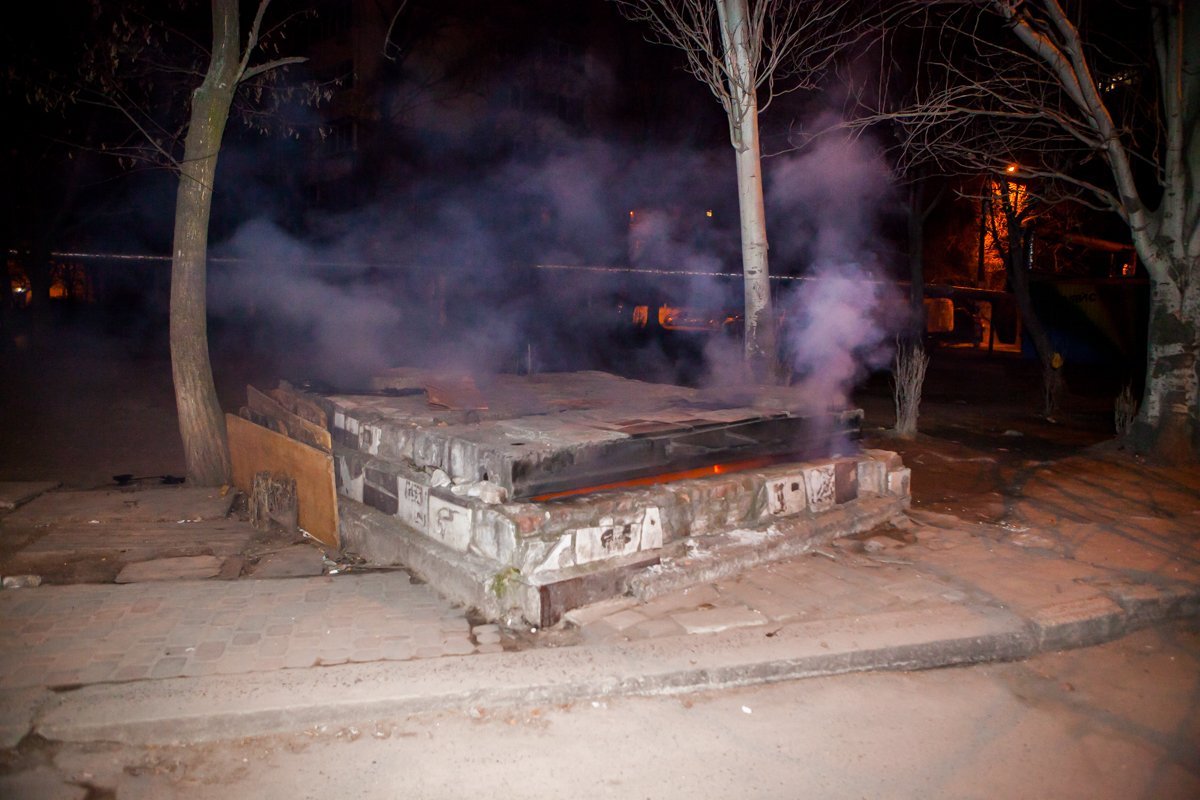 23 февраля во дворе дома на улице Героев,21 загорелся коллектор.