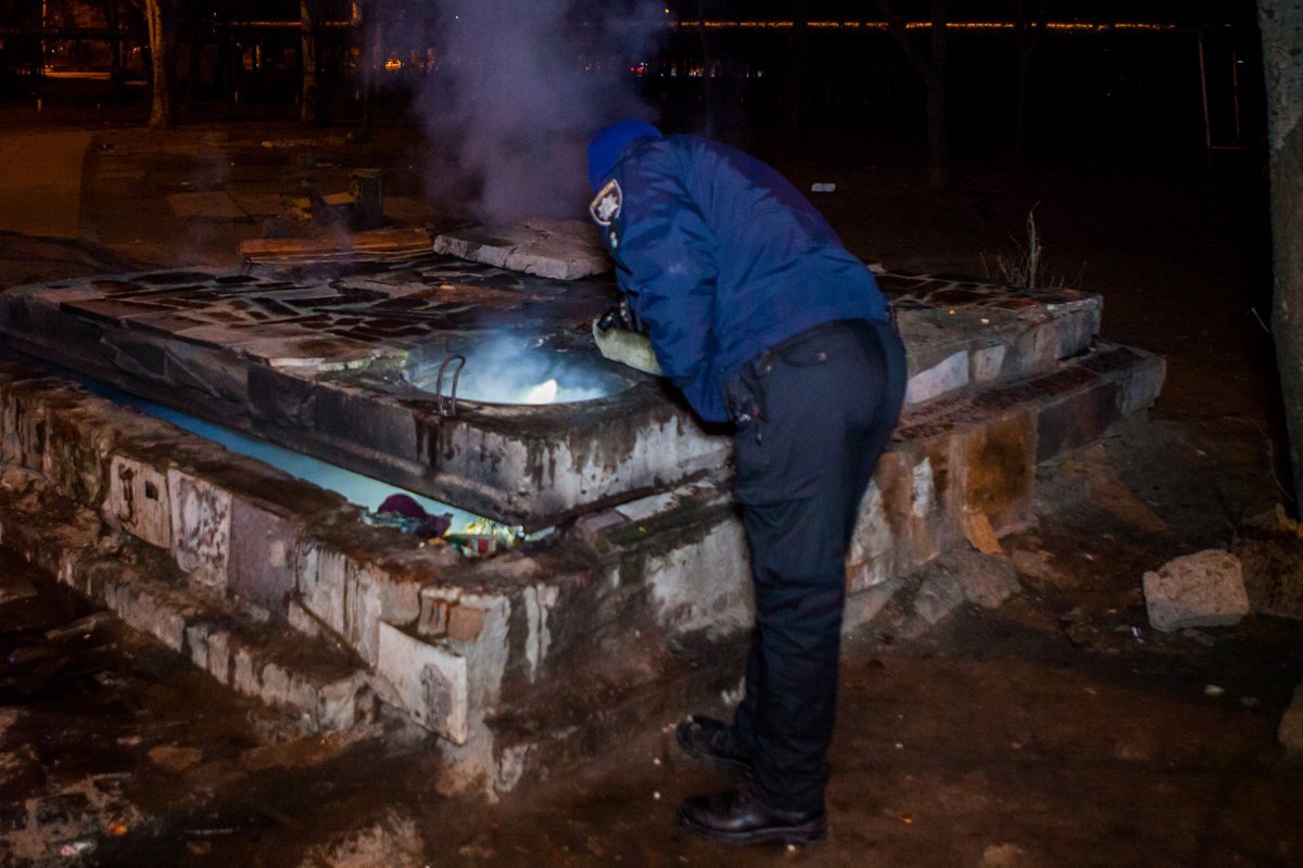 По словам жильцов, в этом коллекторе периодически находятся люди без определенного места жительства