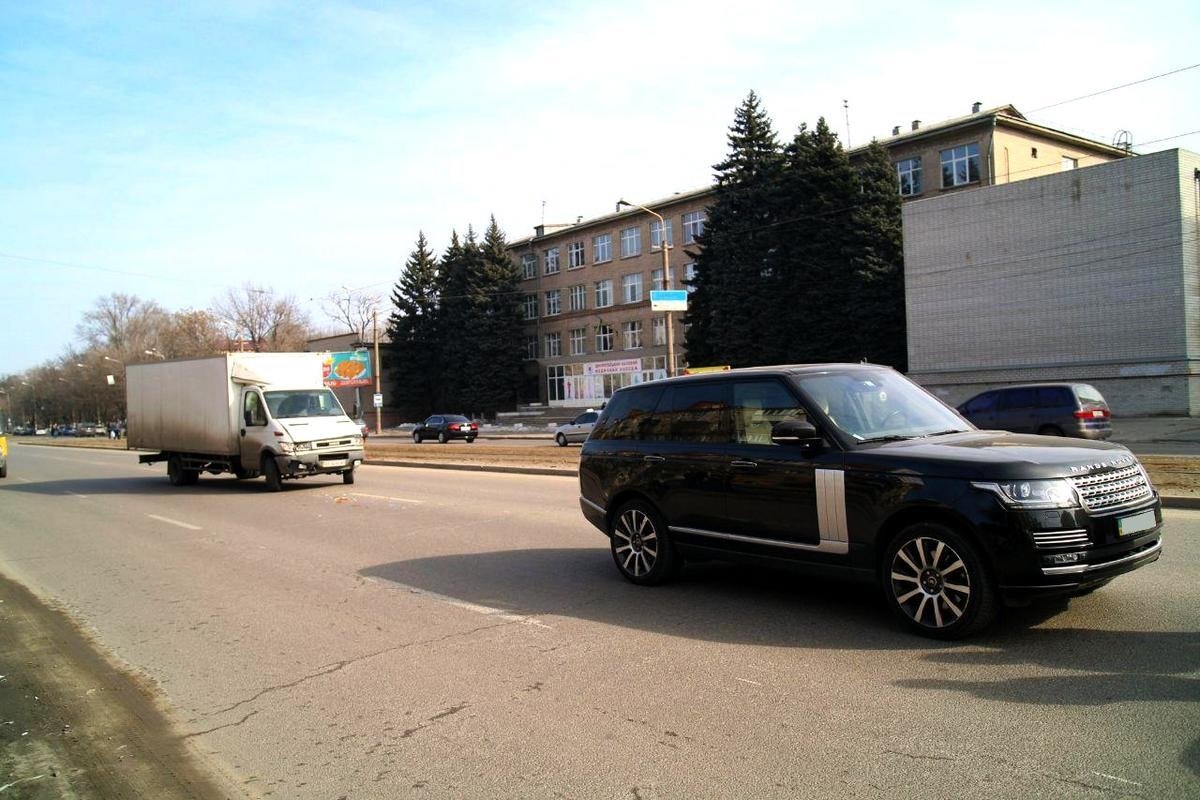 На проспекте Хмельницкого Iveco "догнал" Range Rover 1