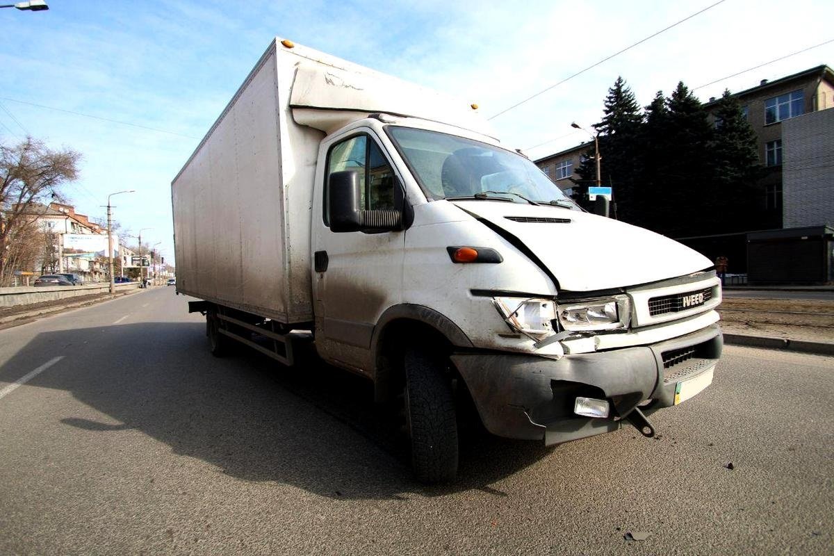 На проспекте Хмельницкого Iveco "догнал" Range Rover 2