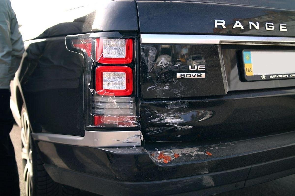 На проспекте Хмельницкого Iveco "догнал" Range Rover 3