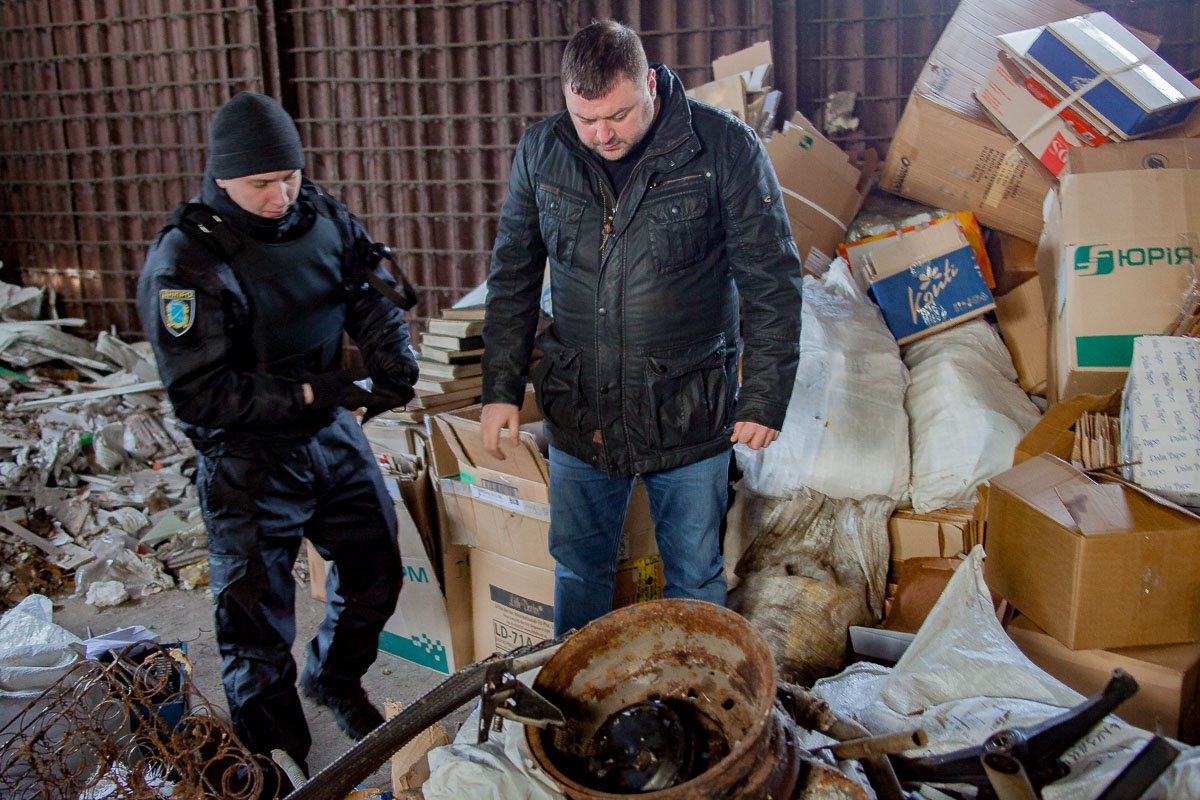 Заместитель мэра изучает помещение приемки Заместитель мэра изучает помещение приемки