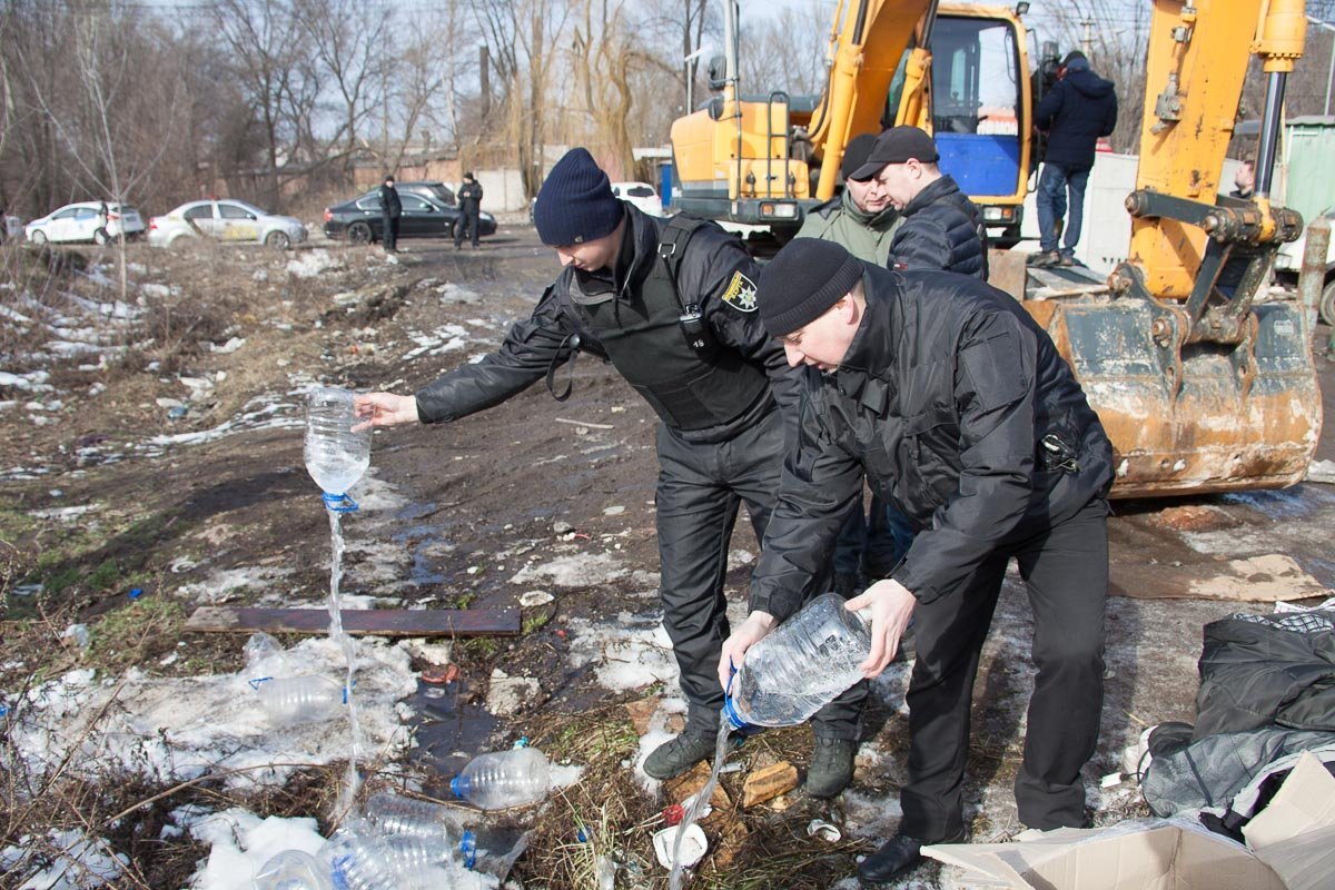 Сотрудники «Муницапальной варты» вылили в землю несколько ящиков алкоголя Сотрудники «Муницапальной варты» вылили в землю несколько ящиков алкоголя