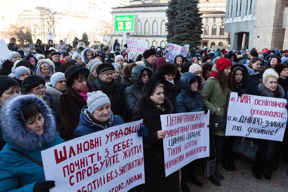 Митингующие ожидали, что к ним выйдут представители горсовета, но этого не произошло Митингующие ожидали, что к ним выйдут представители горсовета, но этого не произошло