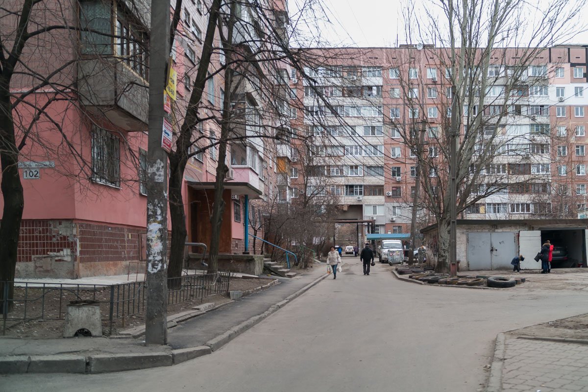 Ни выбоин, ни бесконечных ям, тротуары и дорога у входа в подъезды тоже в полном порядке Ни выбоин, ни бесконечных ям, тротуары и дорога у входа в подъезды тоже в полном порядке