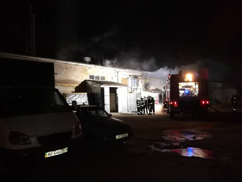 Для тушения пожара спасатели задействовали 6 единиц техники Для тушения пожара спасатели задействовали 6 единиц техники