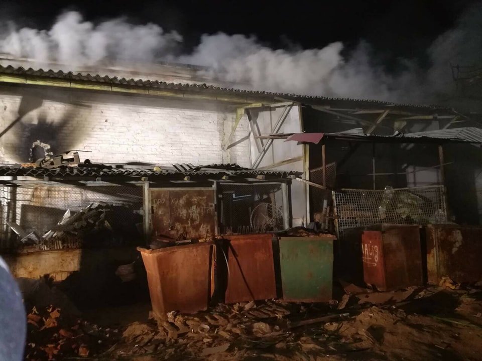 Пожар возник внутри одноэтажного ангарного помещения, где занимались изготовлением мебели Пожар возник внутри одноэтажного ангарного помещения, где занимались изготовлением мебели