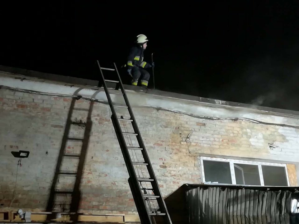 В 21:45 спасателям удалось локализовать пожар В 21:45 спасателям удалось локализовать пожар