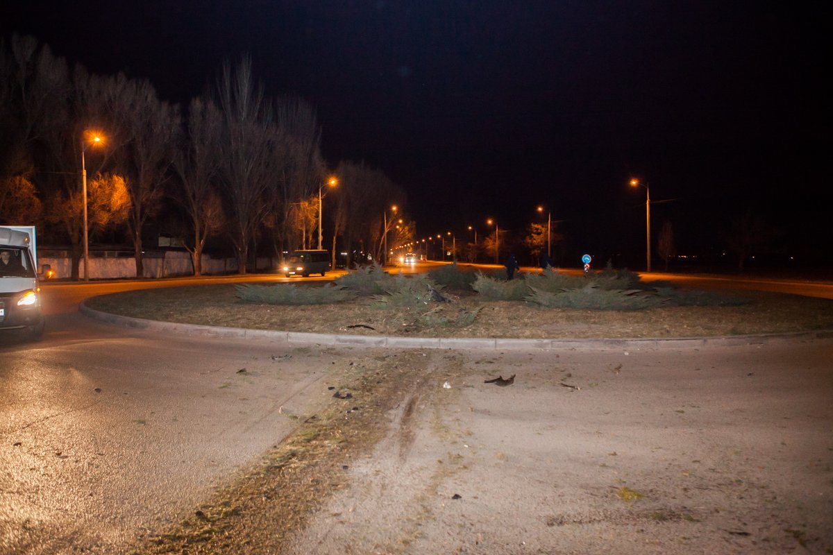 Автомобиль Lexus, двигавшийся со стороны Игрени, пролетел через кольцо и врезался в бордюр Автомобиль Lexus, двигавшийся со стороны Игрени, пролетел через кольцо и врезался в бордюр