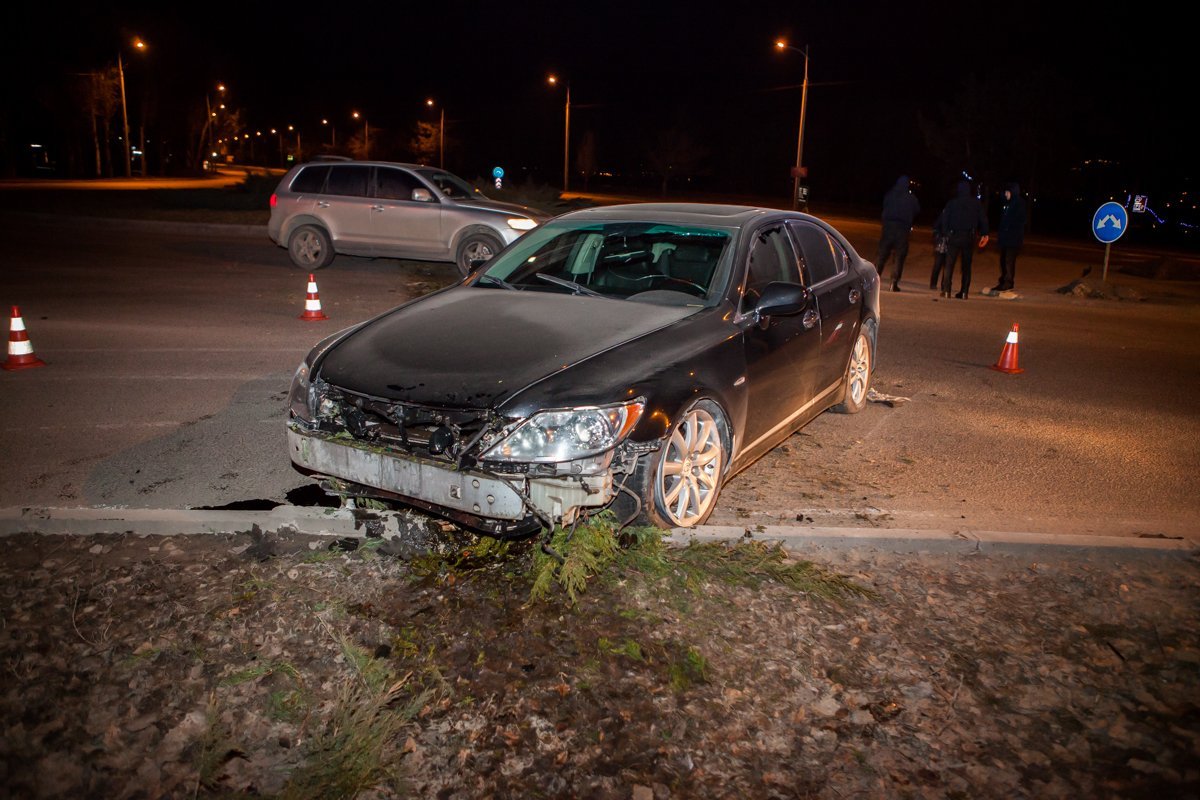 По предварительной информации, авария произошла из-за того, что водитель Lexus не справился с управлением По предварительной информации, авария произошла из-за того, что водитель Lexus не справился с управлением
