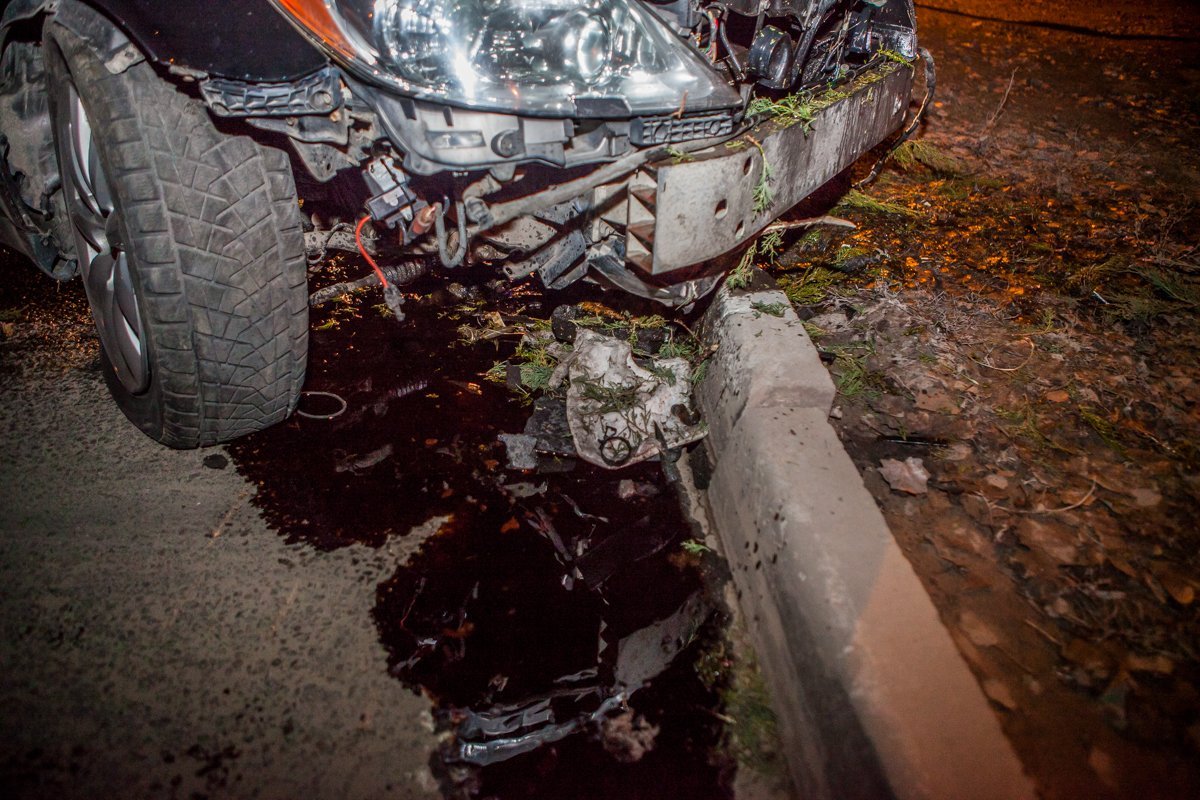 Автомобиль сильно поврежден Автомобиль сильно поврежден