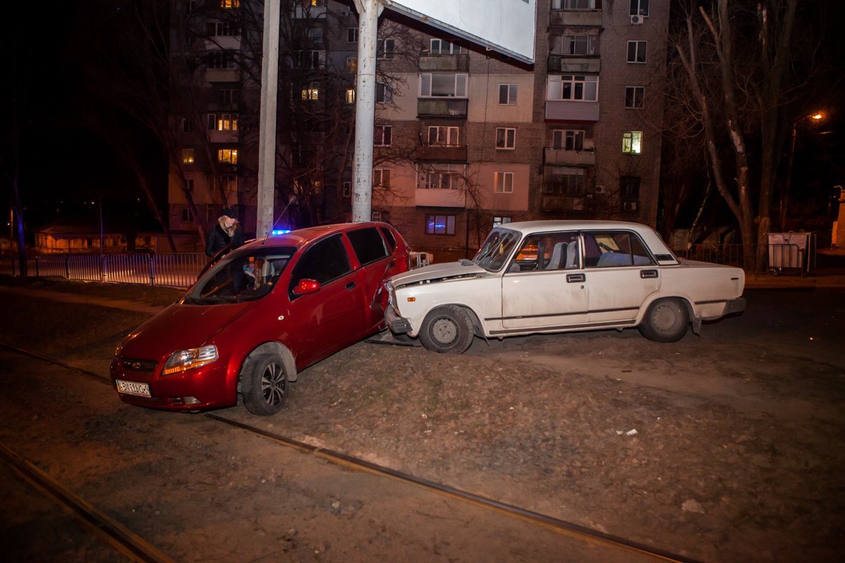 Водителя Chevrolet забрала скорая помощь Водителя Chevrolet забрала скорая помощь