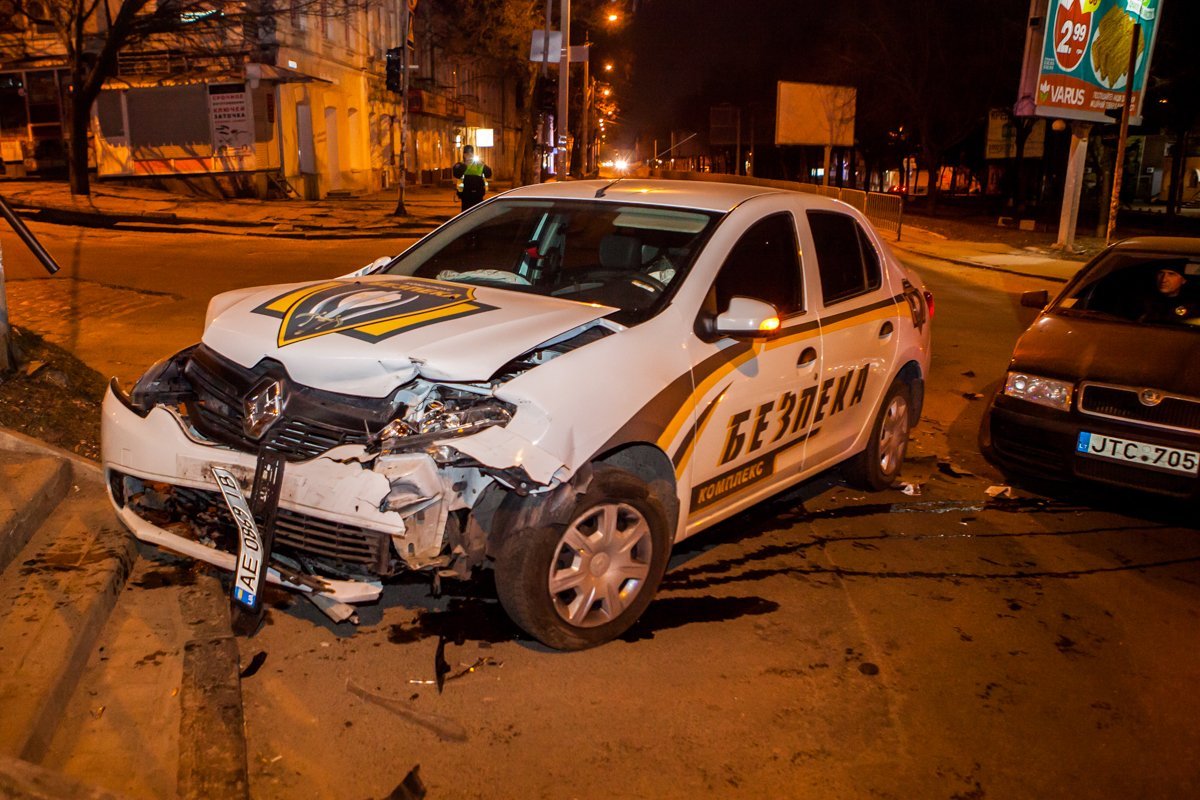 в 23:40 на пересечении улиц Михаила Грушевского и Святослава Храброго произошло ДТП