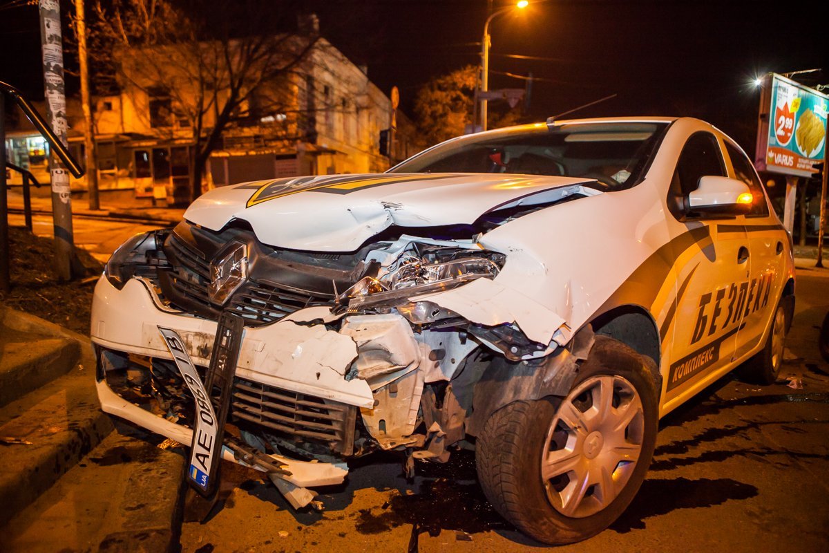 Автомобиль охранной фирмы столкнулся с автомобилем Skoda