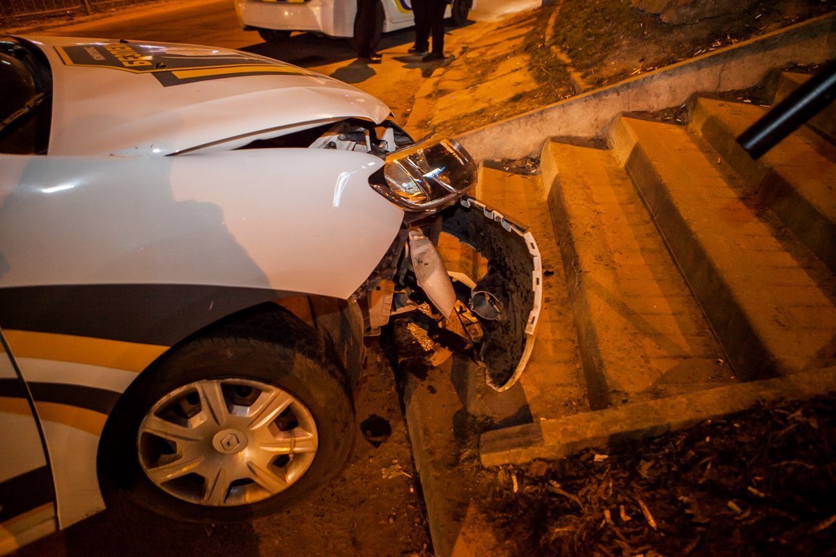 Оба автомобиля сильно повреждены