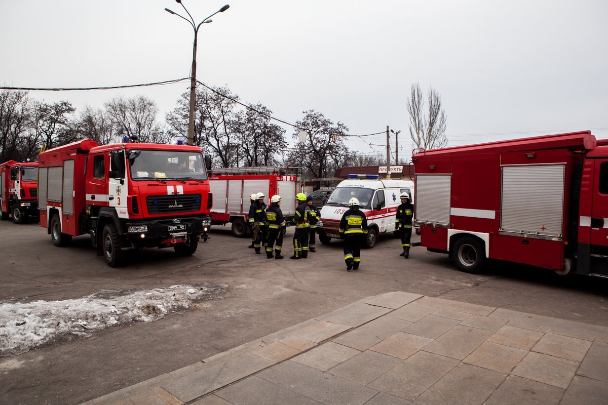 На место происшествия прибыло несколько экипажей патрульной полиции, скорая помощь и более 10 пожарно-спасательных бригад