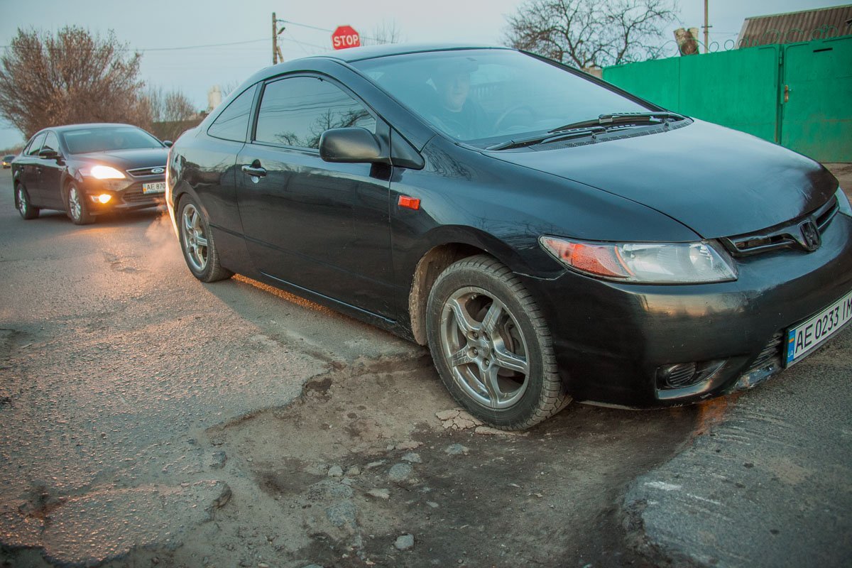 Вот покупаешь автомобиль за пол миллиона, а потом царапаешь его на какой-то улице Отечественной Вот покупаешь автомобиль за пол миллиона, а потом царапаешь его на какой-то улице Отечественной