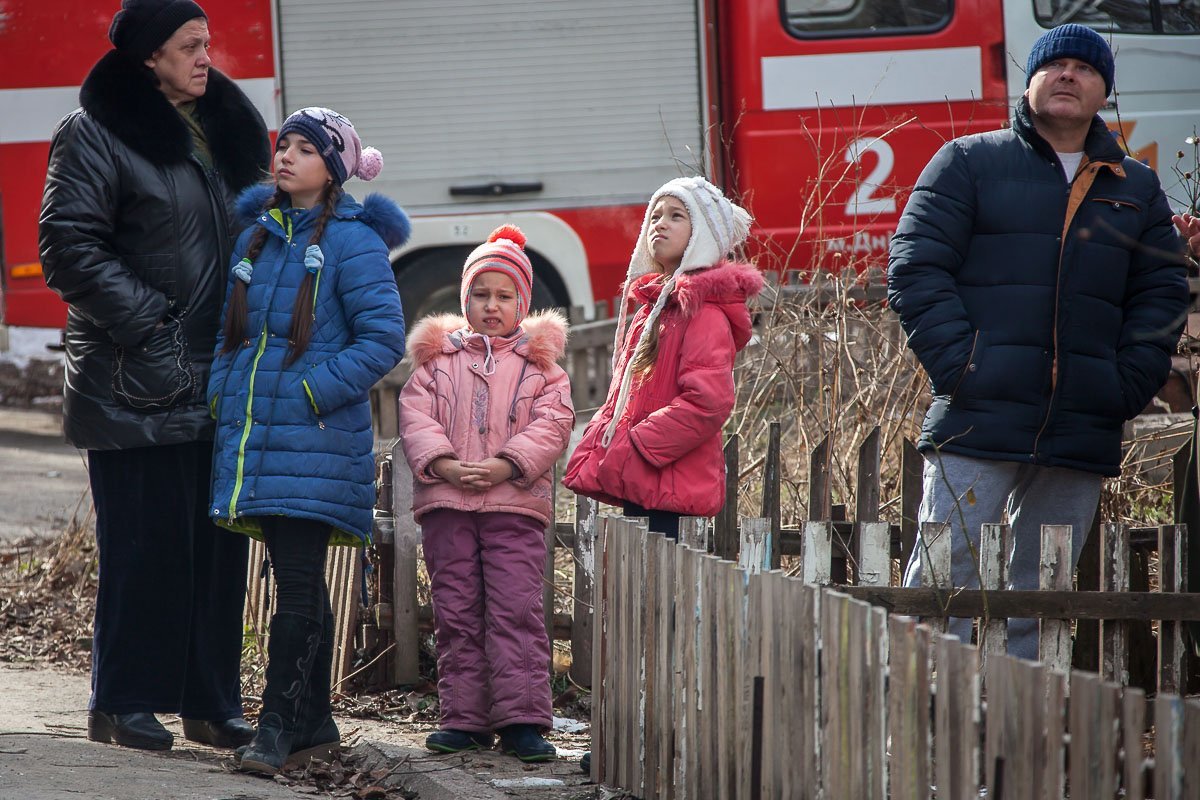 Дети явно недовольны происходящим Дети явно недовольны происходящим