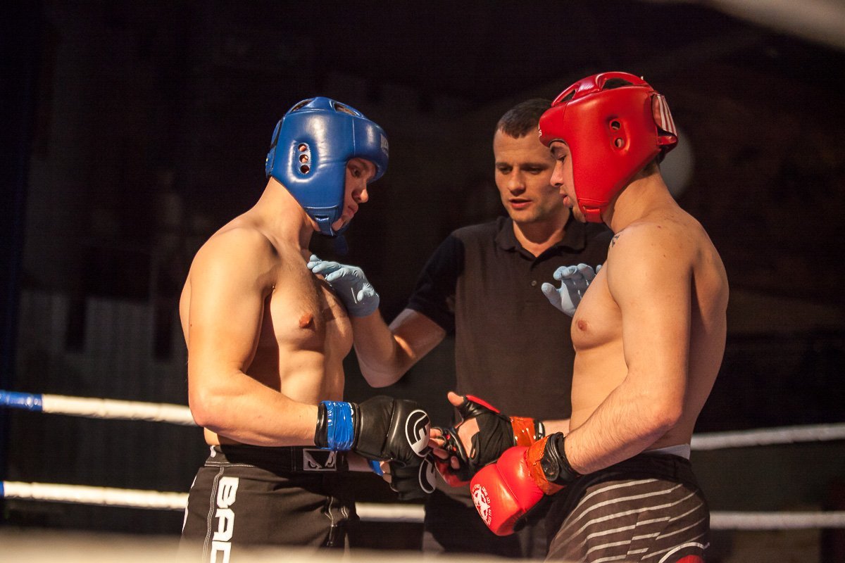 Эй, эй, если хотите подраться - делайте это в бикини и в грязи. Тут борьба!