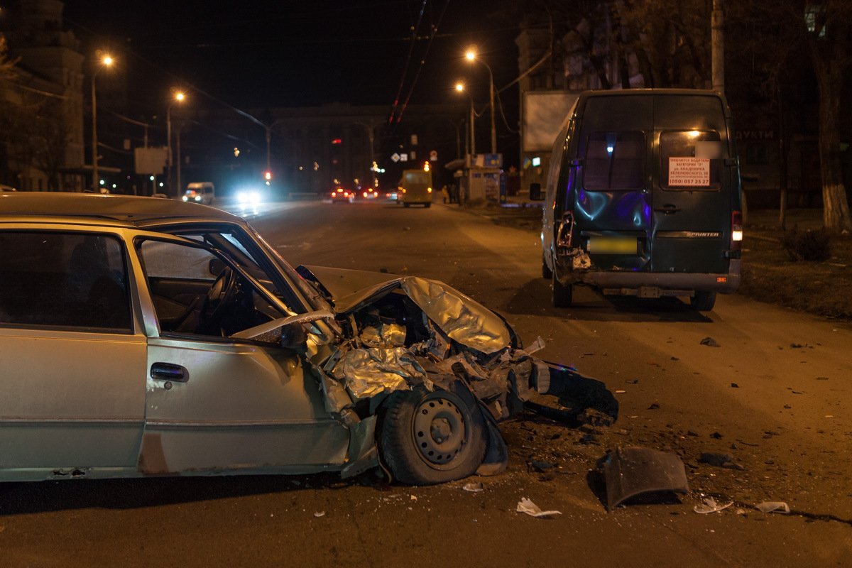 В Маршрутное такси влетел автомобиль Daewoo Nexia В Маршрутное такси влетел автомобиль Daewoo Nexia