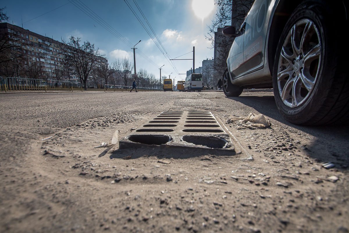 Под маршрутками проседают ливневки