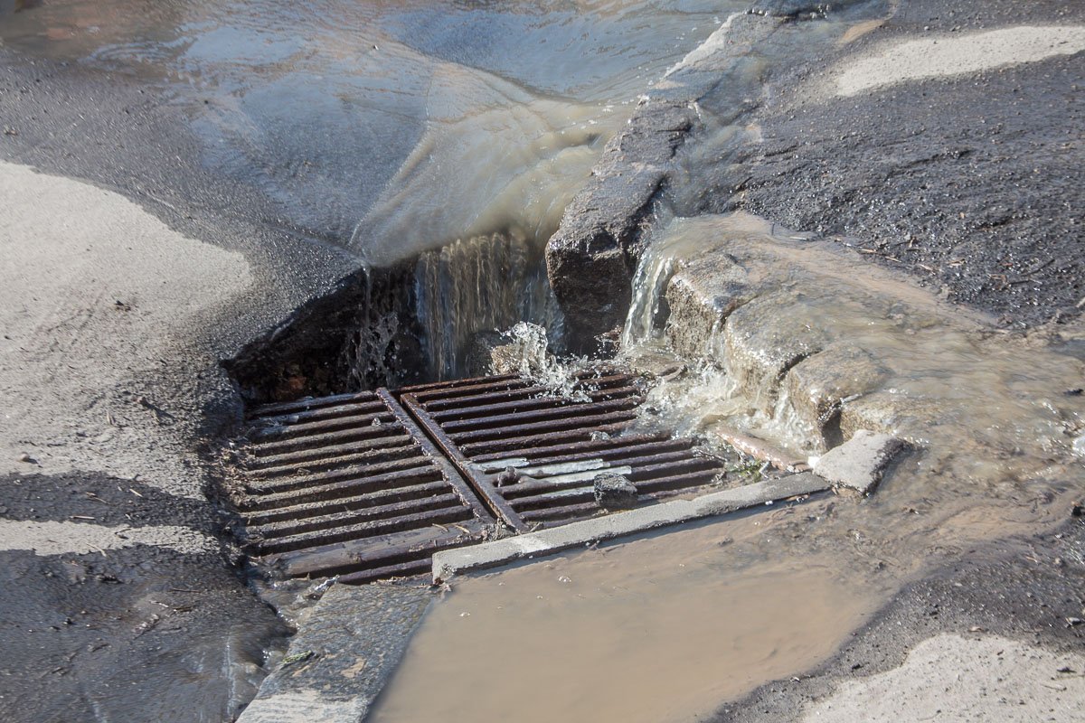 Вода стекает в ливневки Вода стекает в ливневки