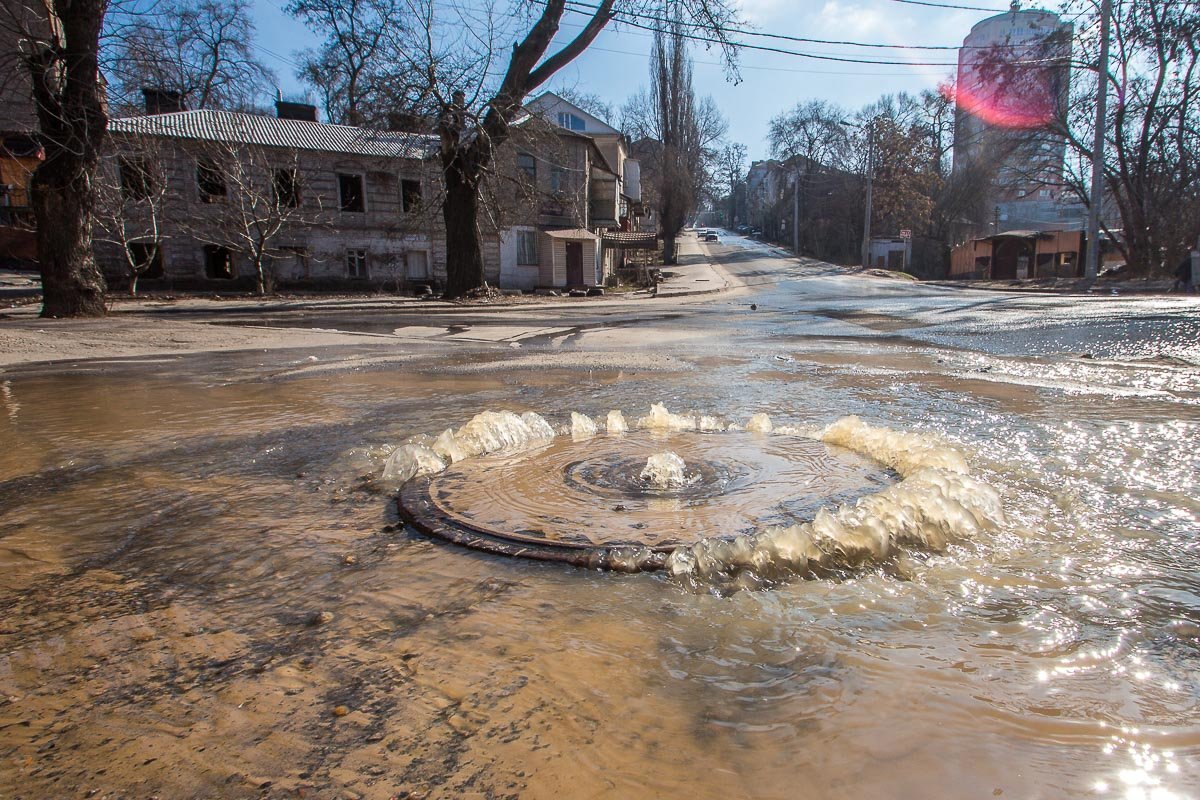 Прорыв канализации еще устраняют Прорыв канализации еще устраняют