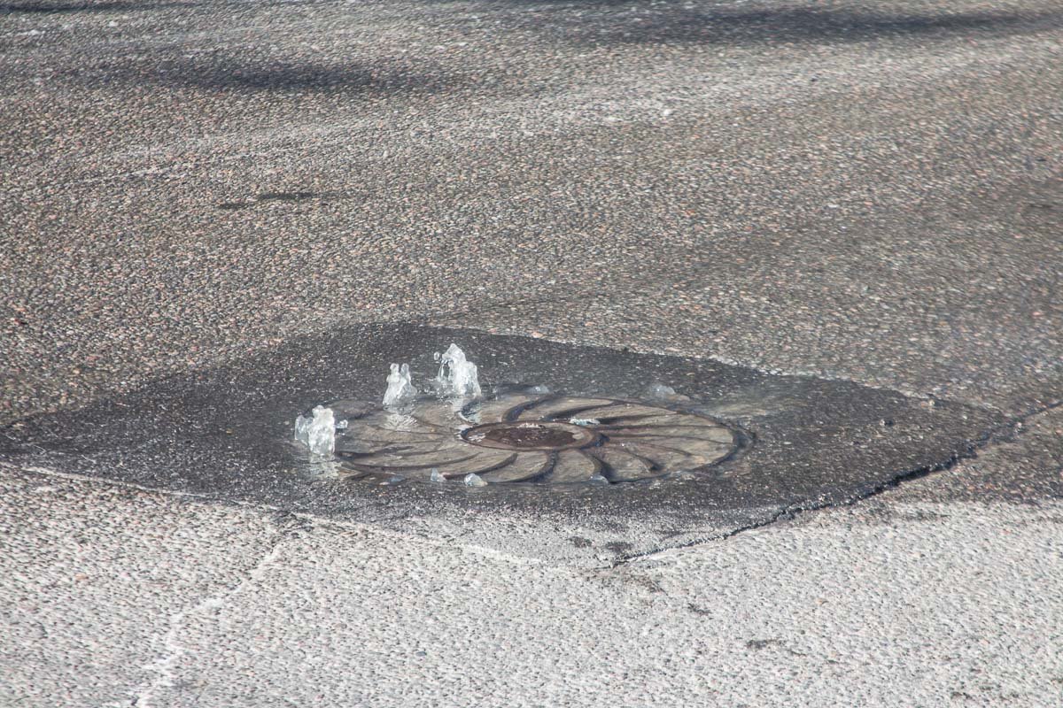 Горячая вода течет из люка Горячая вода течет из люка