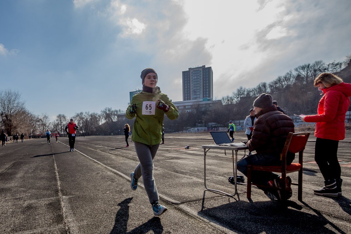 «Так, и пошла на меня свободной походкой, нога от бедра, свободная! Пошла!»