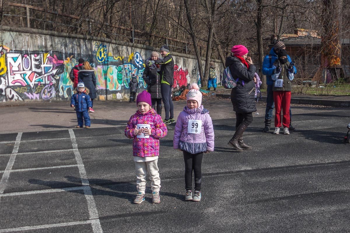 Дети смотрели на взрослых, и им становилось страшно