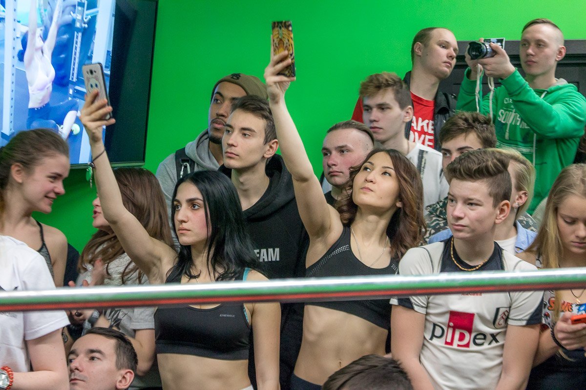 Неформальное соревнование в держании телефонов