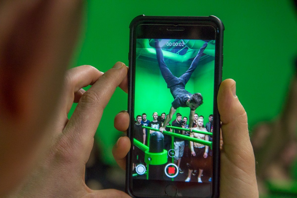 Если собрать видео с камер зрителей - можно сделать фильм