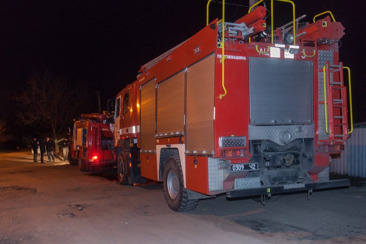 На ликвидацию пожара прибыло сразу несколько бригад спасателей На ликвидацию пожара прибыло сразу несколько бригад спасателей