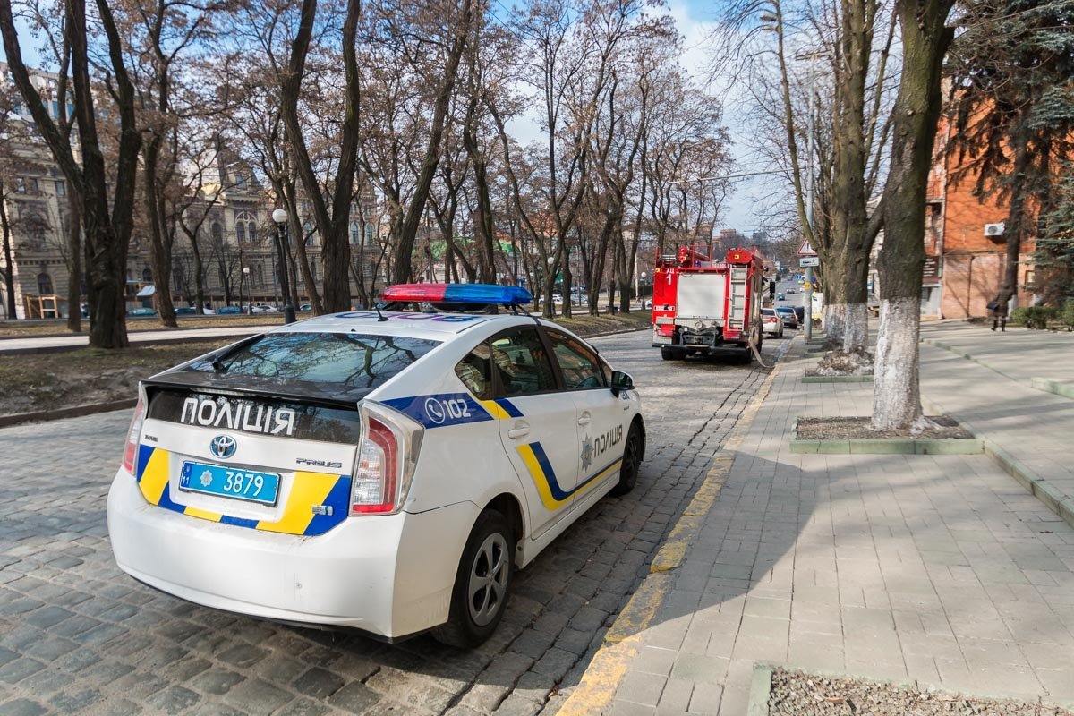 На место направили экипаж патрульной полиции, бригаду ГСЧС и взрывотехников На место направили экипаж патрульной полиции, бригаду ГСЧС и взрывотехников