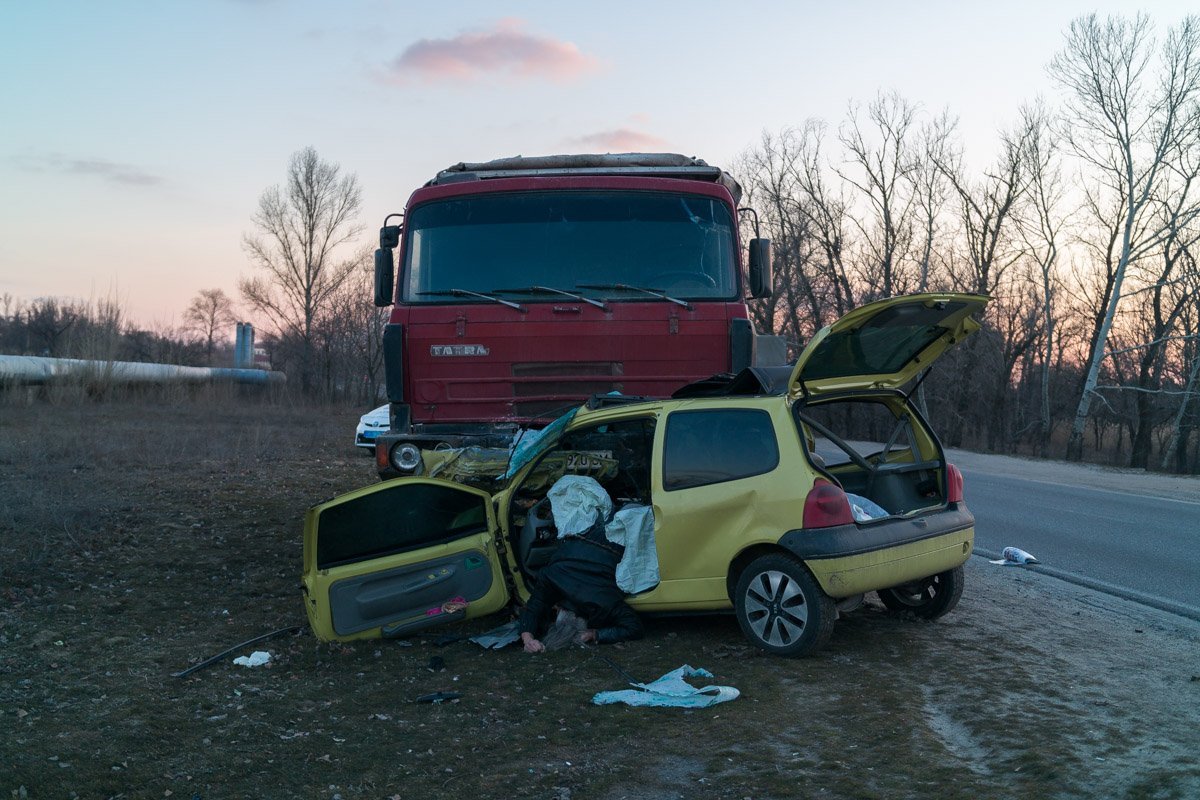 В результате аварии водитель легкового автомобиля погиб на месте В результате аварии водитель легкового автомобиля погиб на месте