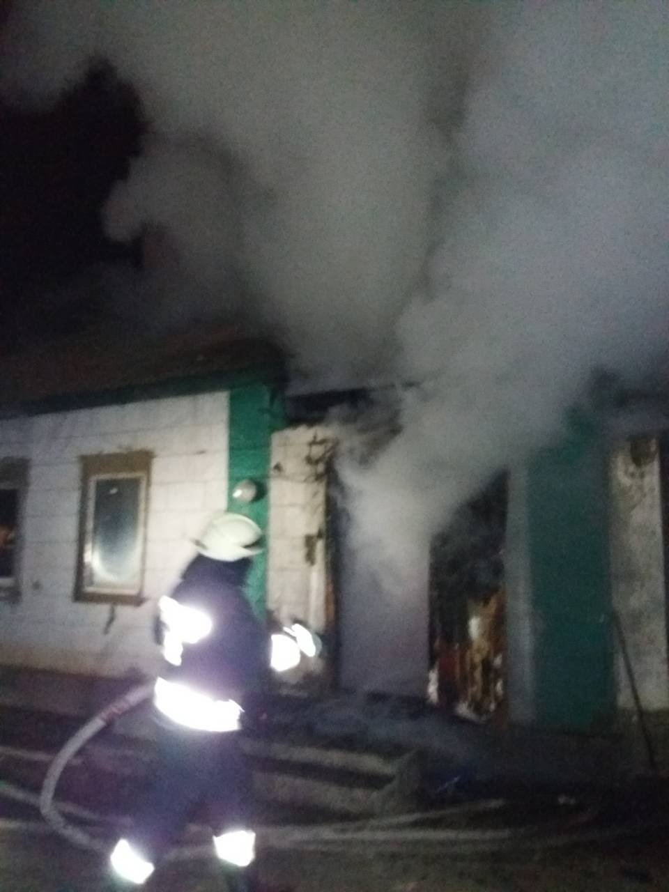 В Днепре горел жилой дом: пострадал мужчина