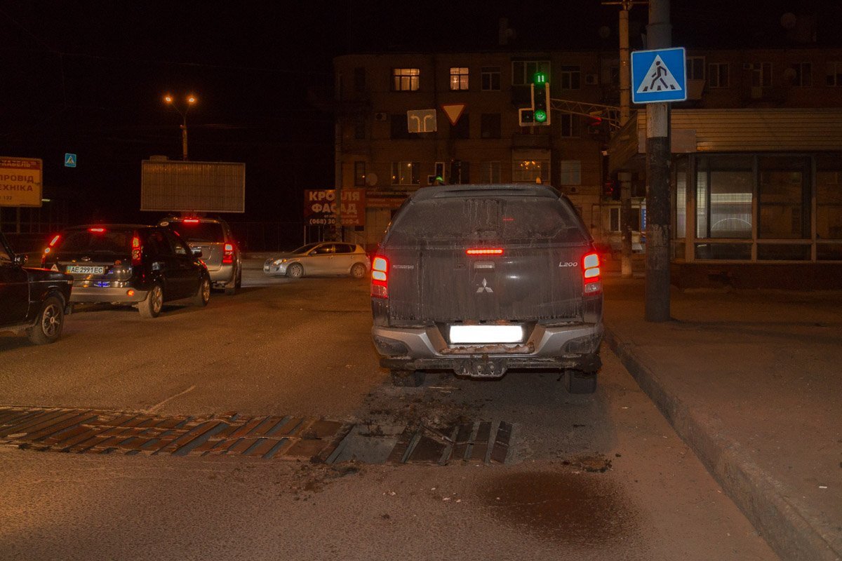 26 февраля, приблизительно в 18:30, автомобиль Mitsubishi  провалился в открытую ливнеку