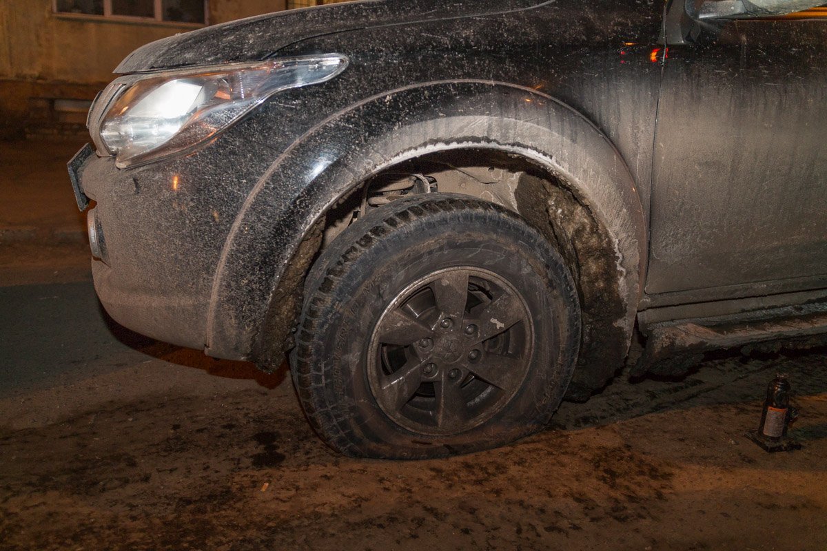 Автомобиль вытащили из ливневки при помощи троса