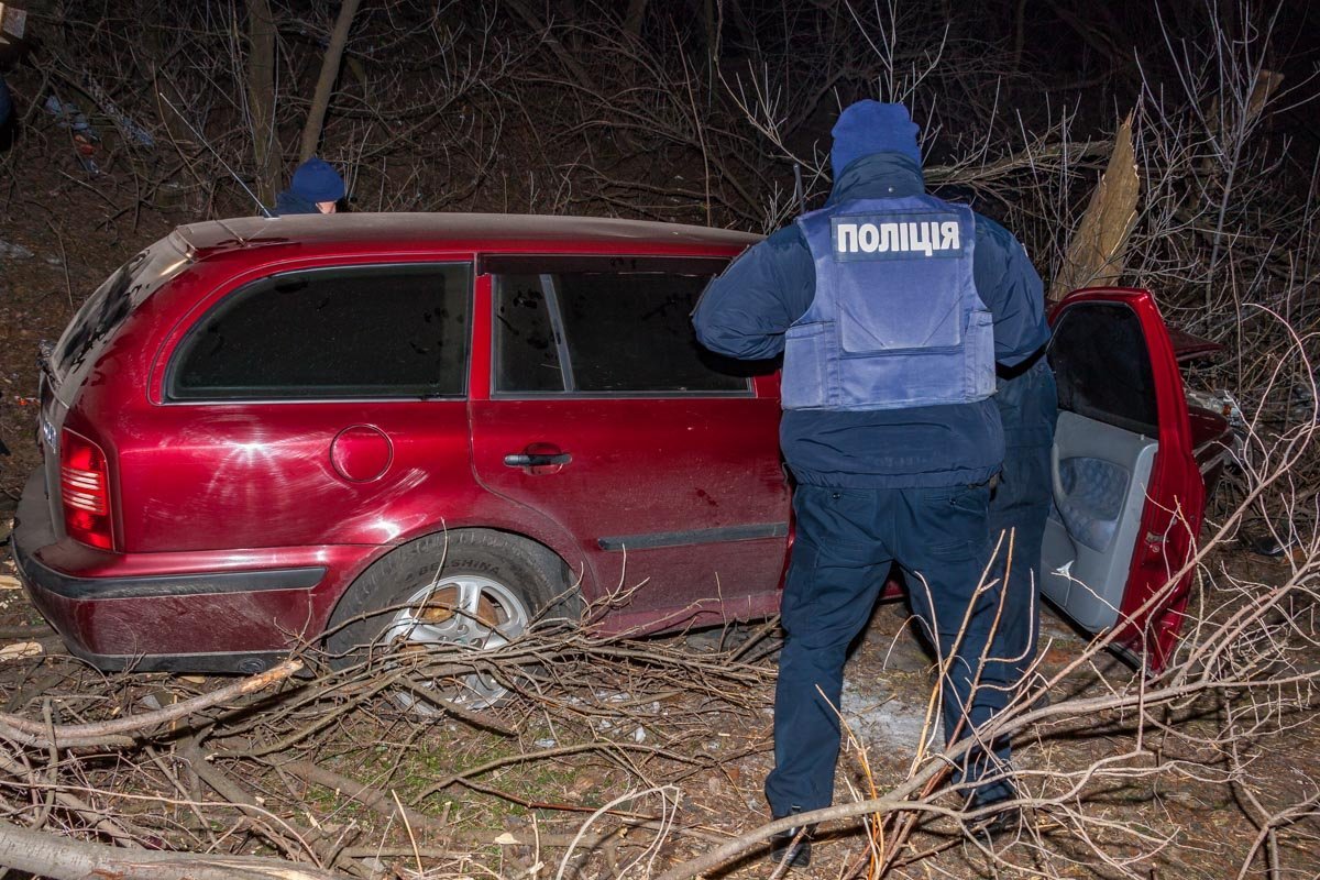 В салоне авто нашли бутылку вина и слип-пакет В салоне авто нашли бутылку вина и слип-пакет