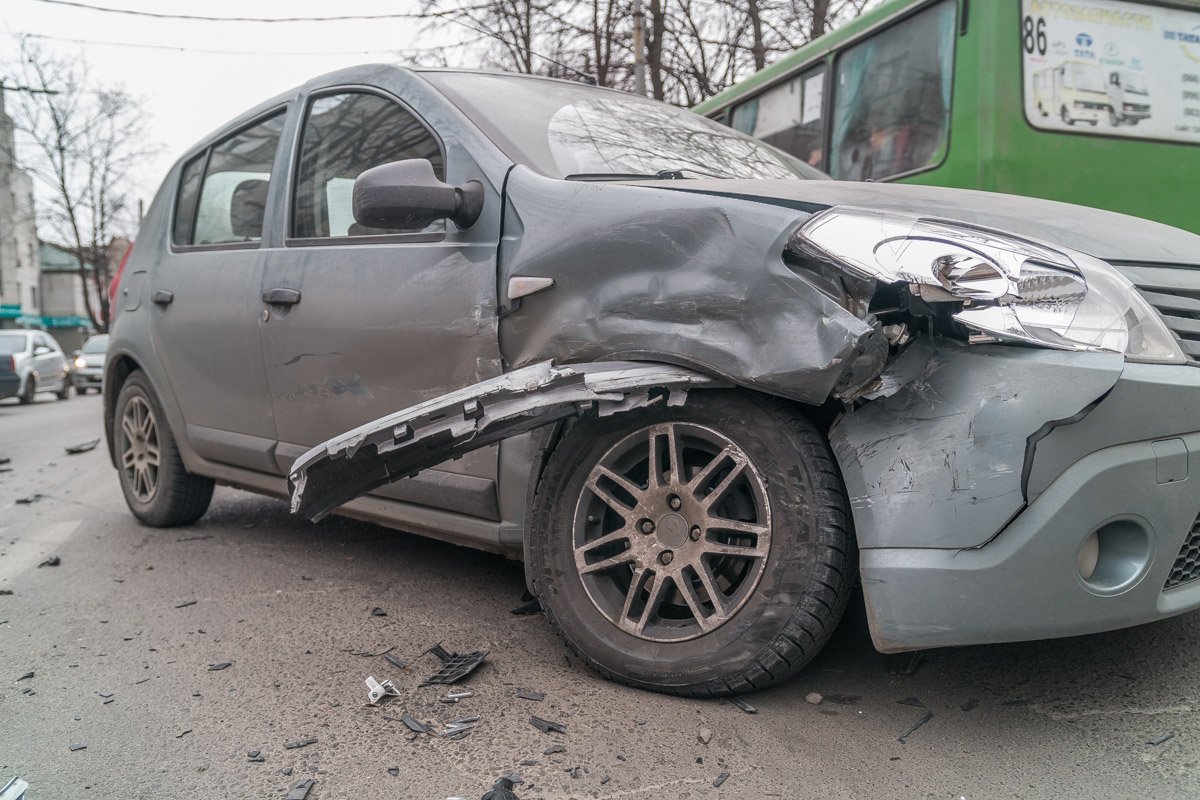 Водитель Renault, двигаясь по главной, объезжал автобус и столкнулся с Volkswagen 