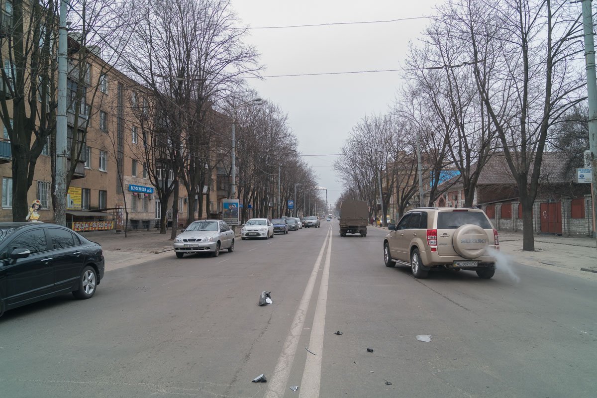 Осколки разбросаны по проезжей части, в результате аварии образовалась небольшая тянучка