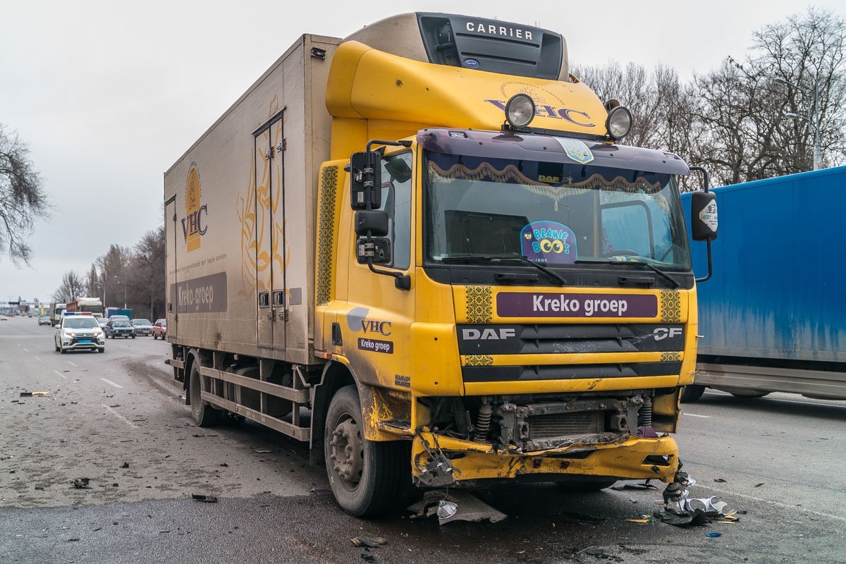 Иномарку вынесло на встречную полосу движения, где двигалась еще одна фура