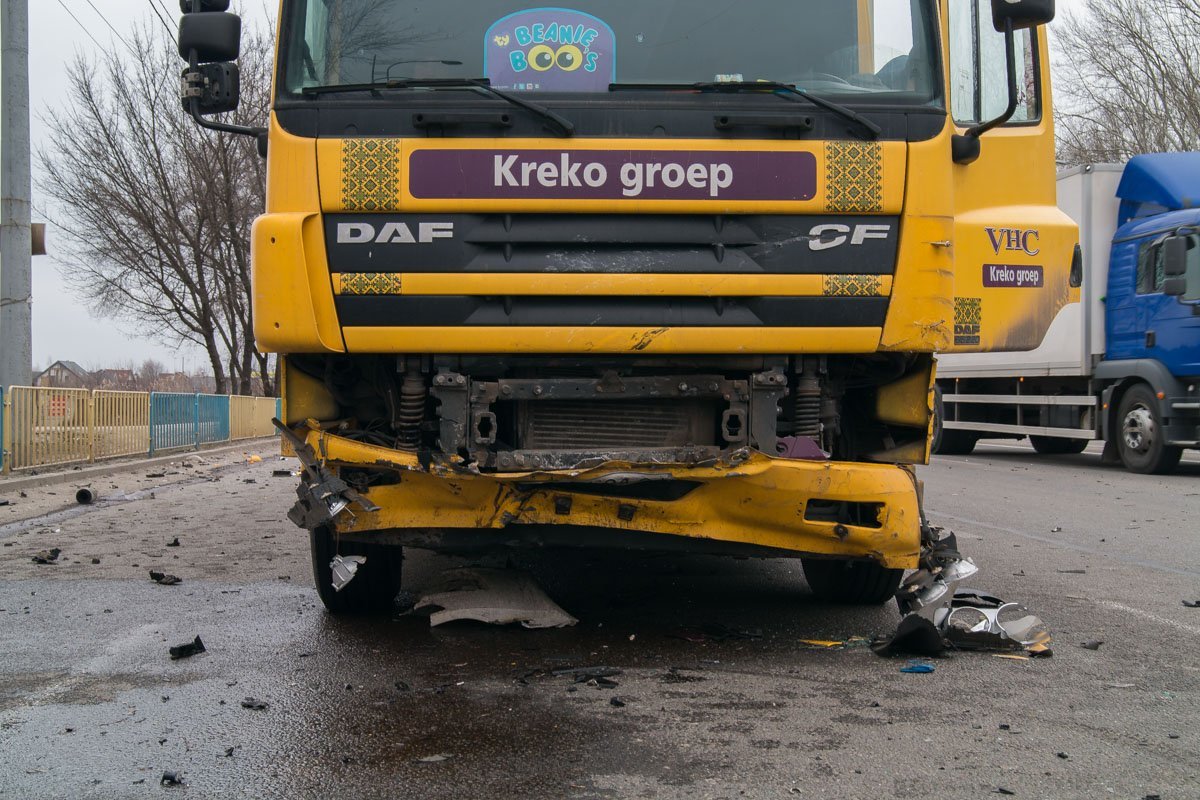 Повреждения большегруза, протаранившего Seat